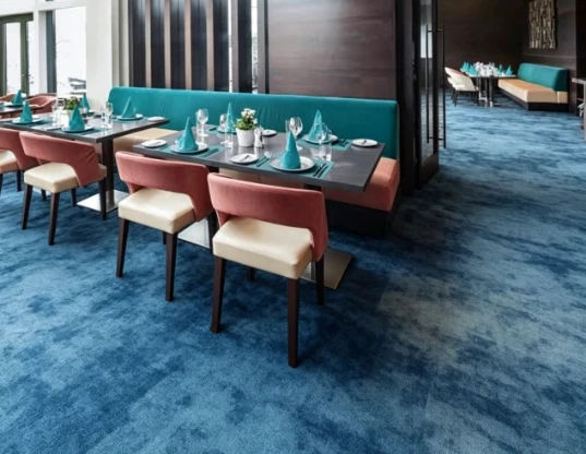 Tapis de restaurant&nbsp;&ndash;&nbsp;Facile &agrave; nettoyer, r&eacute;sistant aux taches et confortable sous les pieds.